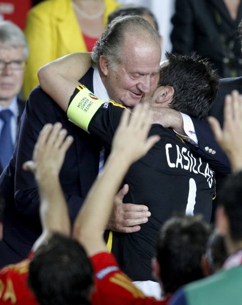 Euro 2008, Vienna: l&#39;abbraccio a Iker Casillas, capitano della Spagna. Ansa